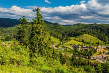 Dağın tepesinden manzara