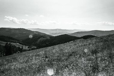 Dağları ve bulutları olan güzel bir manzara