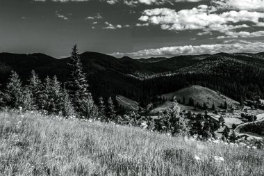 Güzel bir dağ manzarasının siyah beyaz fotoğrafı. Dağlar beyaz karla kaplı..