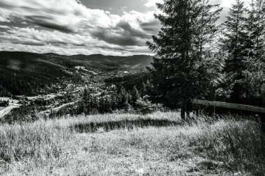 Dağlardaki bir yolun siyah beyaz fotoğrafı.