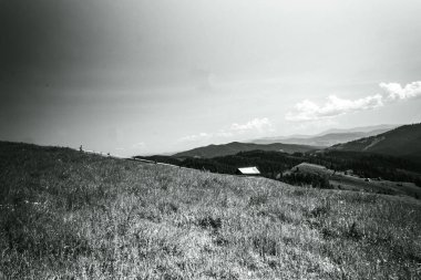 Dağlarda siyah beyaz bulutlar