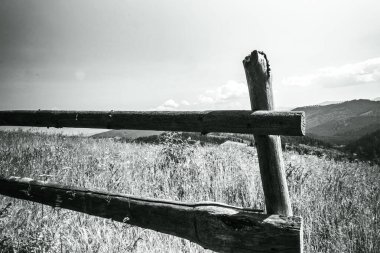 Dağlardaki ahşap çitler