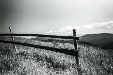 bir dağ manzarasının siyah beyaz fotoğrafı