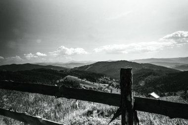 Karpatlar 'daki dağların siyah beyaz fotoğrafı.