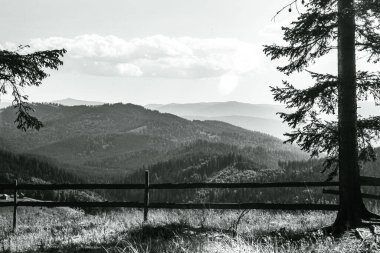 Siyah ve beyaz bulutları olan güzel dağ manzarası
