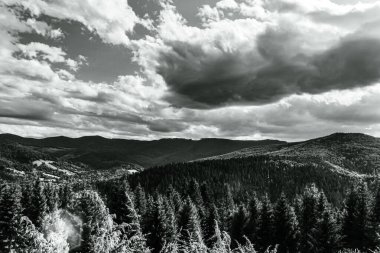 Karpatlar 'daki dağ manzarasının güzel bir görüntüsü.