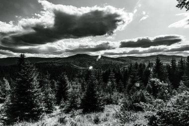 Dağdaki siyah beyaz bulutlar