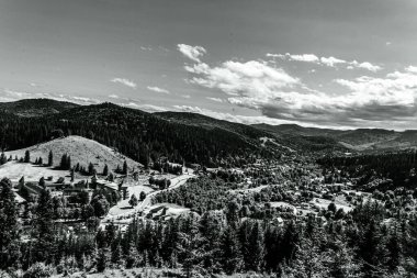 bir dağ manzarasının siyah beyaz fotoğrafı
