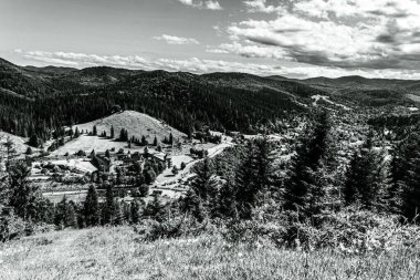 Dağların siyah beyaz fotoğrafı