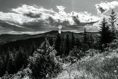 Dağlarda siyah beyaz bulutlar