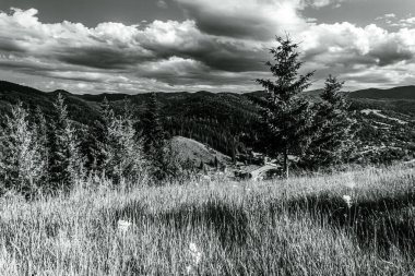 Dağları ve bulutları olan güzel bir manzara