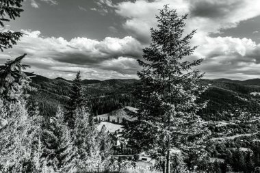 Dağlarda siyah beyaz bulutlar