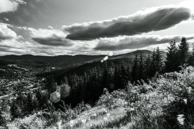 Dağları ve bulutları olan güzel bir manzara