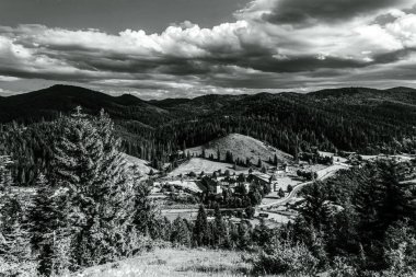 Dağ sırasının siyah beyaz fotoğrafı