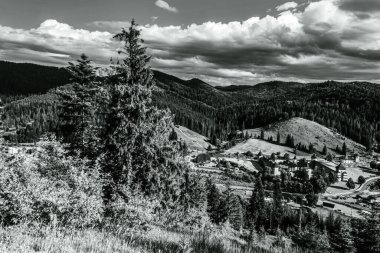 Yazın bulutlarla kaplı siyah ve beyaz dağ manzarası