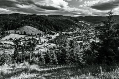 Rusya 'daki Altai dağ köyünün siyah beyaz manzaralı siyah beyaz fotoğrafı.