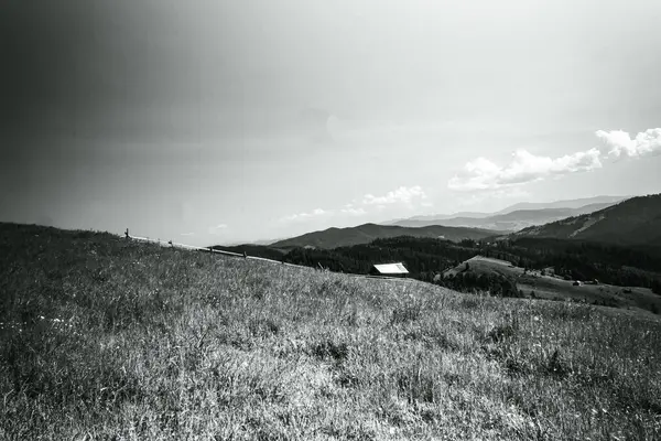 Dağlarda siyah beyaz bulutlar