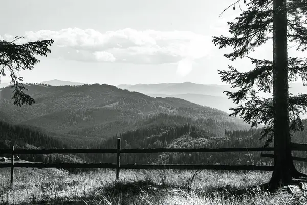 Siyah ve beyaz bulutları olan güzel dağ manzarası