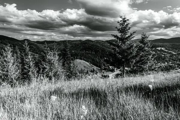 Dağları ve bulutları olan güzel bir manzara