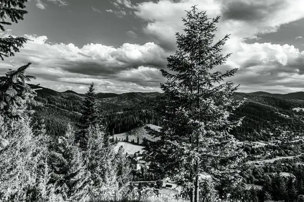 Dağlarda siyah beyaz bulutlar