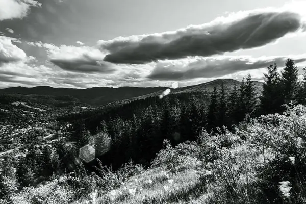Dağları ve bulutları olan güzel bir manzara
