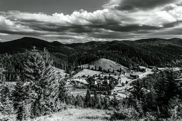 Dağ sırasının siyah beyaz fotoğrafı