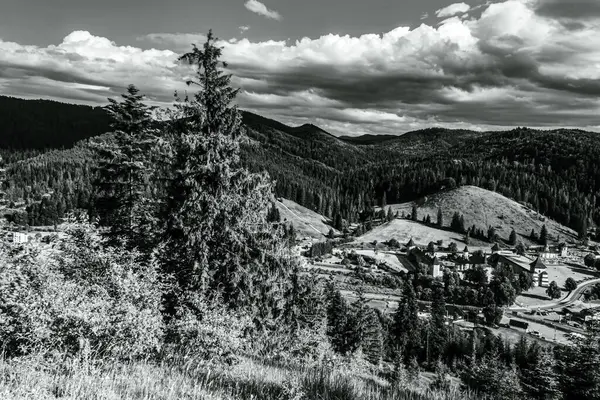 Yazın bulutlarla kaplı siyah ve beyaz dağ manzarası