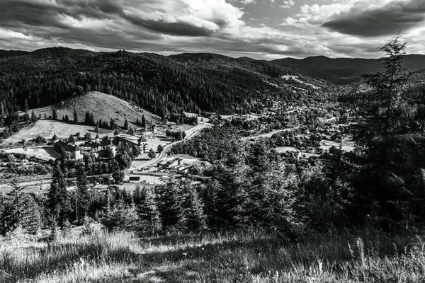 Rusya 'daki Altai dağ köyünün siyah beyaz manzaralı siyah beyaz fotoğrafı.