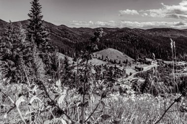 Dağ sırası olan güzel bir manzara.