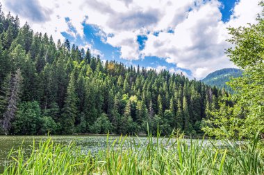 Dağlardaki dağ gölü