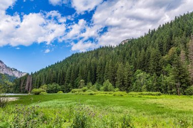 Dağlardaki güzel göl