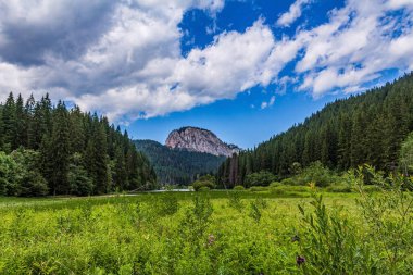 Dağları ve bulutları olan güzel bir manzara