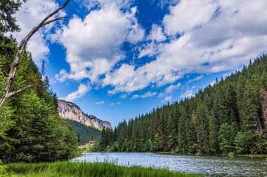Dağlardaki göl manzarası