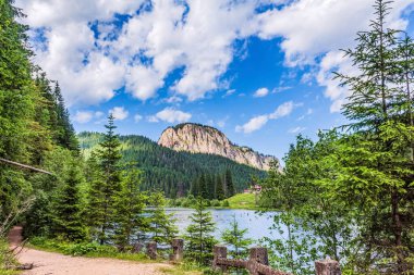Yazın İtalya Alplerinde yüksek bir dağ zirvesinden manzara