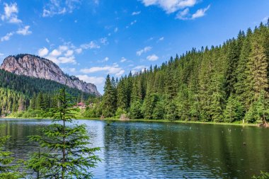 Dağlardaki güzel göl manzarası