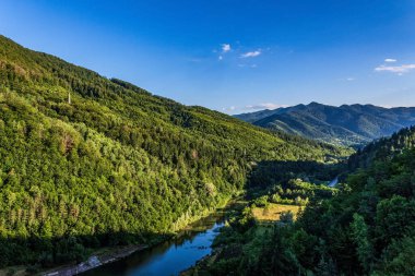 Dağlardaki nehrin güzel manzarası
