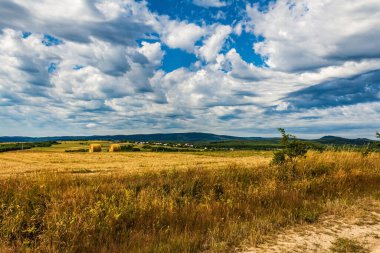 Sonbaharda dağlarda bir saman tarlası olan manzara