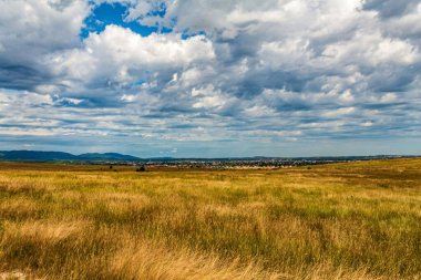 Romanya, Karpatlar 'da bulutlu bir gökyüzünün altında güzel bir dağ manzarası