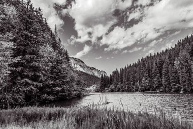 Dağlardaki güzel göl