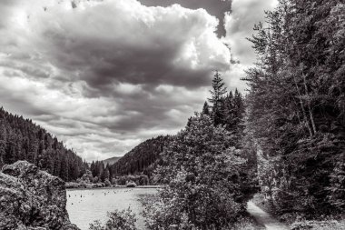 dağlarda güzel göl