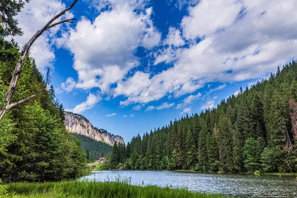 Dağlardaki göl manzarası