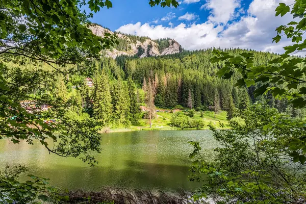 Dağlardaki güzel göl