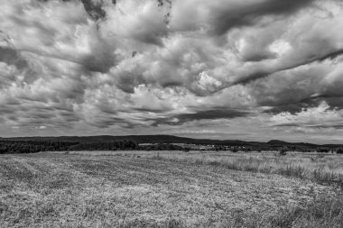 Fırtına bulutları siyah ve beyaz üzerinde