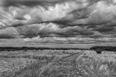 İspanya 'da bulutlu bulutlu bir gökyüzü ile dağların gri tonlu görüntüsü.