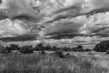 Baharda kırsalda fırtına bulutları