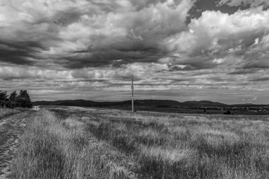 siyah ve beyaz bulutlar ve gökyüzü
