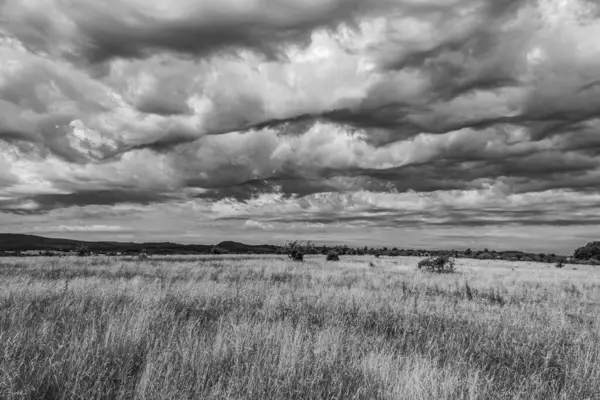 bozkırda fırtına bulutları