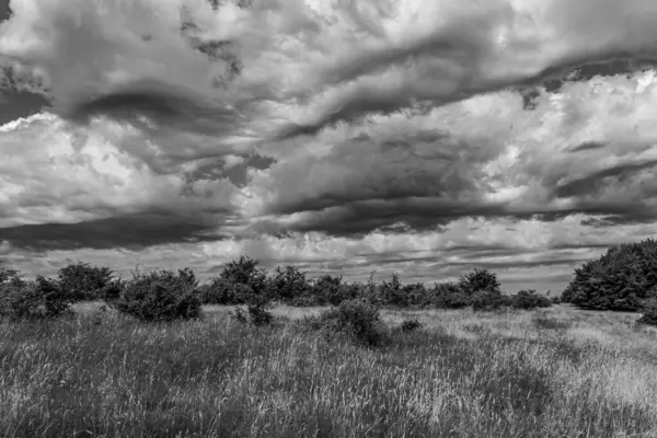 Baharda kırsalda fırtına bulutları