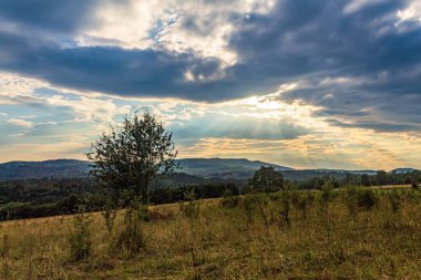 Dağlarda güzel bir gün batımı