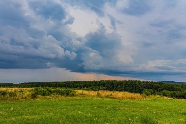 Fırtınalı bulutlu güzel yaz manzarası